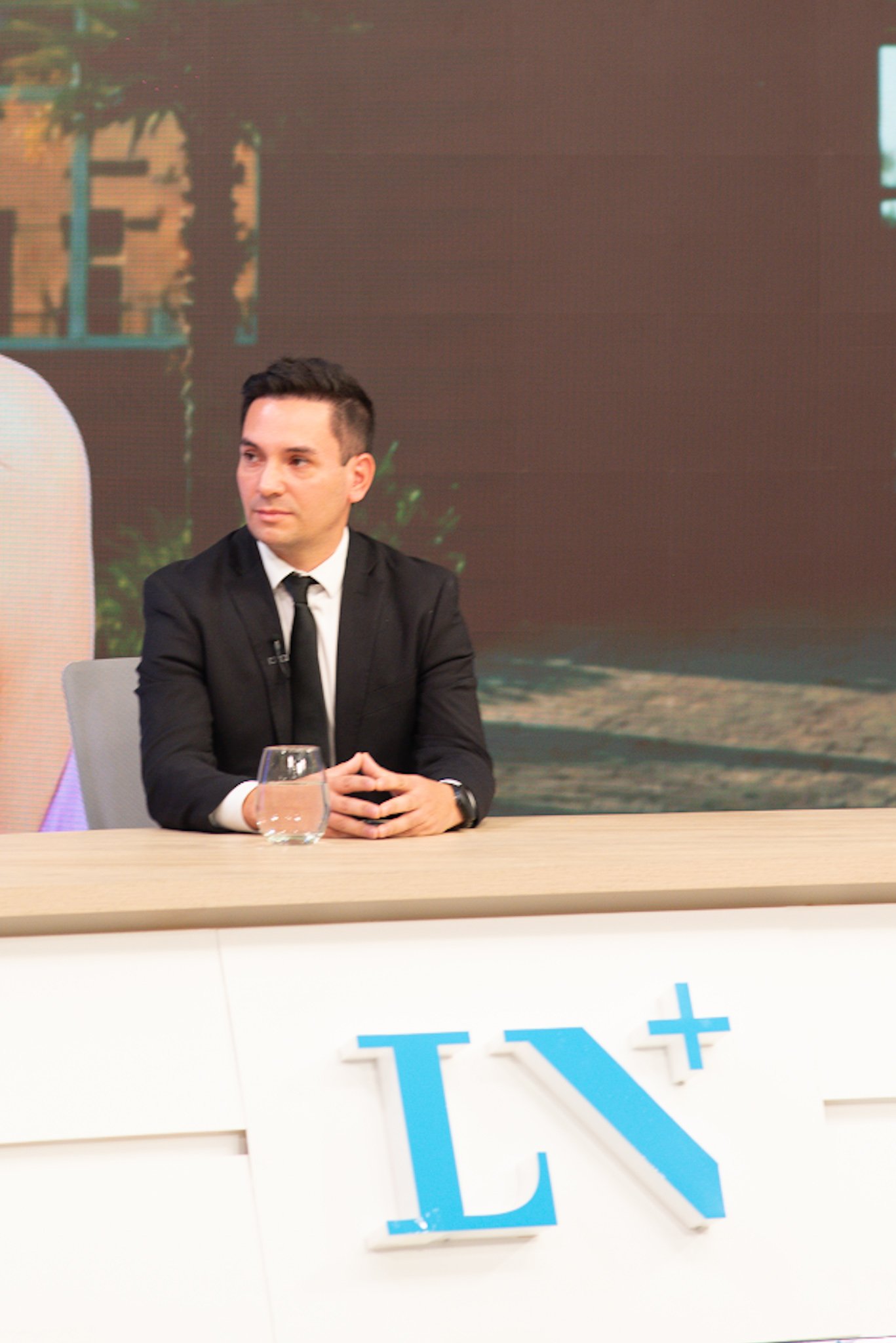 Ignacio Barrios en un estudio de televisión